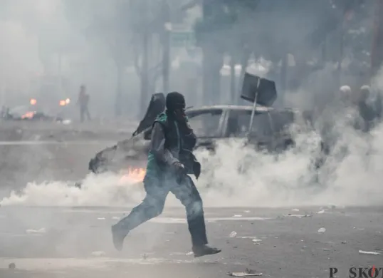 Aksi demonstrasi di Satuan Brimob Polda Metro Jaya, Kecamatan Senen, Jakarta Pusat, Jumat, 29 Agustus 2025. (Sumber: Poskota/Bilal Nugraha Ginanjar)