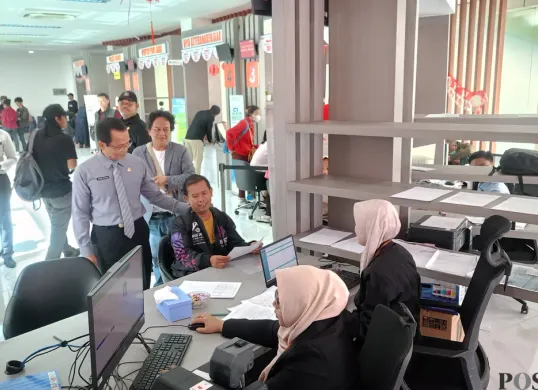 Pemkab Bogor gelar pelayanan 80 jam nonstop, di Mal Pelayanan Publik DPMPTSP Kabupaten Bogor, Jumat 29 Agustus 2026. (Sumber: Poskota/Giffar Rivana)