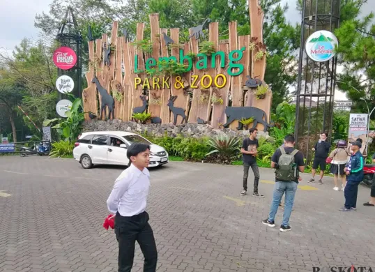 Petugas Lembang Park Zoo terpaksa memutar balikan pengunjung, demi keselamatan. Jumat 29 Agustus 2025. (Sumber: Poskota/Gatot Poedji Utomo)