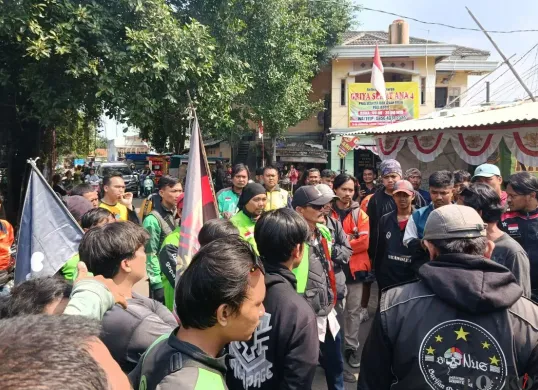 Ratusan ojol sedang bersiap aksi di Jalan Insinyur H. Juanda, Bekasi Timur, Kota Bekasi, Jumat, 29 Agustus 2025. (Sumber: Poskota/Nurpini Aulia Rapika)