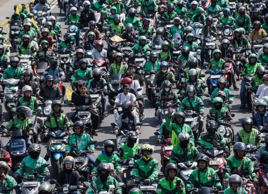 Massa ojol mengawal jenazah Affan Kurniawan ke TPU Karet Bivak, Karet Tengsin, Kecamatan Tanah Abang, Jakarta Pusat, Jumat, 29 Agustus 2025. (Sumber: Poskota/Bilal Nugraha Ginanjar)
