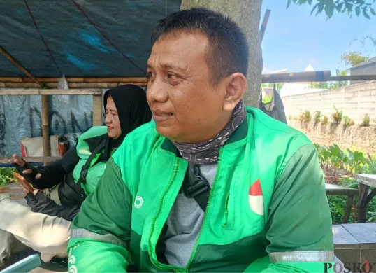 Pengendara ojol menyesalkan Affan Kurniawan tewas dilindas rantis milik Brimob di Cibinong, Kabupaten Bogor, Jumat, 29 Agustus 2025. (Sumber: Poskota/Giffar Rivana)