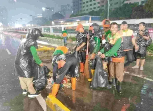 petugas kebersihan Dinas Lingkungan Hidup Jakarta saat melakukan operasi pembersihan sampah pasca demo di sekitar Gedung DPR/MPR, Jalan Pemuda Senayan, dan Jalan Pejompongan. (Sumber: Kominfotik Dinas LH Jakarta)