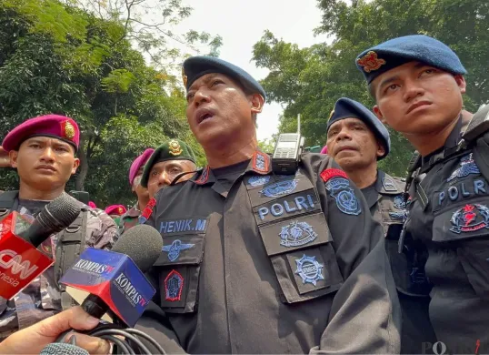 Dansat Brimob Polda Metro Jaya, Kombes Henik Maryanto saat menemui massa aksi di depan Mako Brimob, Kwitang, Jakarta Pusat, Jumat, 29 Agustus 2025. (Sumber: Poskota/Muhammad Tegar Jihad)
