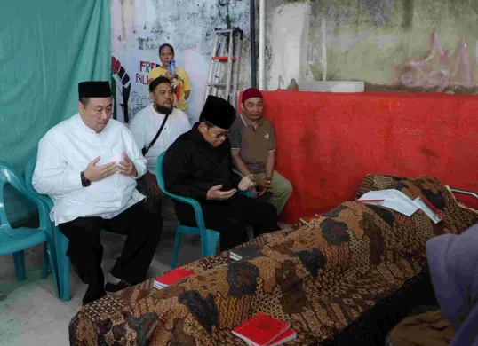 Gubernur Jakarta Pramono Anung melayat ke rumah duka salah satu pengemudi ojek online Affan Kurniawan di Jalan Lasem, Menteng, Jakarta Pusat, pada Jumat, 29 Agustus 2025. (Sumber: Kominfotik Pemprov DKI Jakarta)