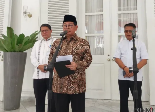 Gubernur Jakarta, Pramono Anung saat menyampaikan pernyataan kepada awak media di Balai Kota Jakarta, Jumat, 29 Agustus 2025. (Sumber: Poskota/Muhammad Tegar Jihad)