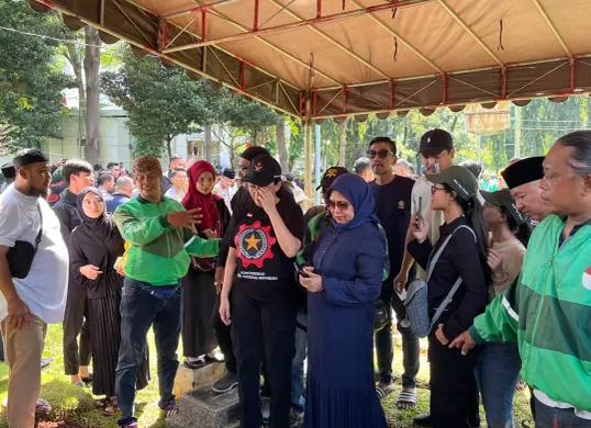 Anggota DPR RI, Rieke Diah Pitaloka hadir ke TPU Karet Bivak tempat persemayaman akhir driver ojol bernama Affan Kurniawan yang tewas dilindas mobil rantis Brimob, Jumat, 29 Agustus 2025. (Sumber: Poskota/Pandi Ramedhan)