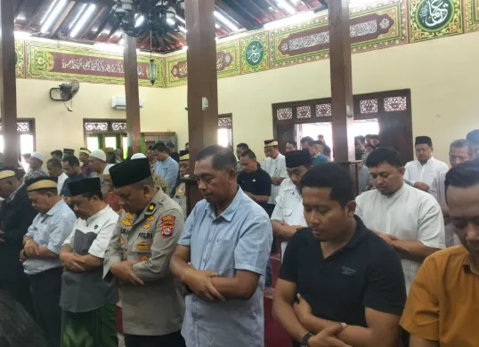 Jajaran Polresta Tangerang melaksanakan salat ghaib di Masjid Al-Latif, Mapolresta Tangerang, Jumat, 29 Agustus 2025. (Sumber: Dok. Polresta Tangerang)