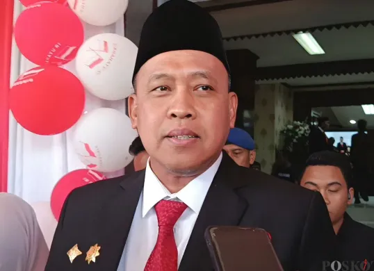 Wali Kota Bekasi, Tri Adhianto resmi mengumumkan penundaan acara Pesona Nusantara Bekasi Keren 2025, Jumat, 29 Agustus 2025. (Sumber: Poskota/Nurpini Aulia Rapika)