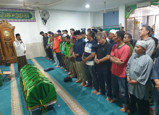 Salat jenazah Affan Kurniawan. (Sumber: Poskota/Bilal)
