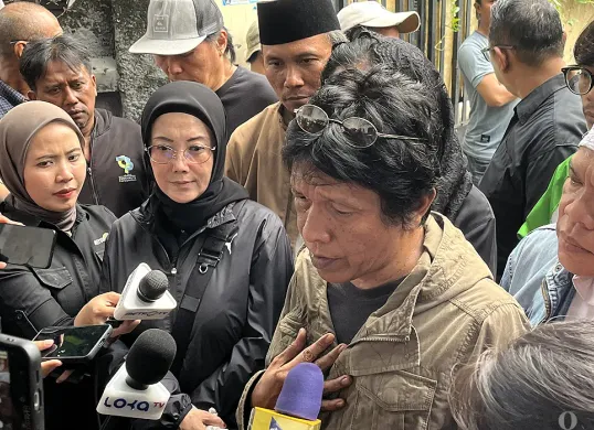 Anggota DPR RI, Adian Napitupulu, menyampaikan keterangan kepada awak media usai melayat ke rumah duka Affan Kurniawan, driver ojol yang tewas dilindas rantis Brimob, Sabtu, 30 Agustus 2025. (Sumber: POSKOTA | Foto: Pandi Ramedhan)