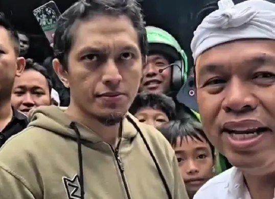 Gubernur Jawa Barat Dedi Mulyadi meninjau restoran yang terbakar pasca aksi unjuk rasa di Kota Bandung. (Sumber: Instagram/@dedimulyadi71)