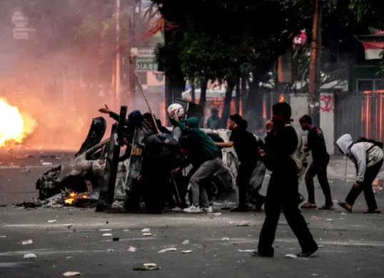 Potret aksi massa di area Brimob Kwitang pada Jumat, 29 Agustus 2025. (Sumber: Poskota/Bilal Ginanjar Nugraha)