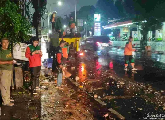 DLH angkut sampah pasca demo. (Sumber: jakarta.go.id)