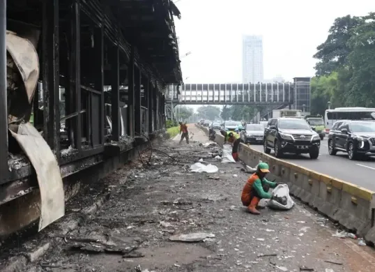 Petugas Dinas Lingkungan Hidup Jakarta saat membersihkan sisa-sisa sampah dan puing fasum imbas unjuk rasa. (Sumber: Dok DLH DKI Jakarta)