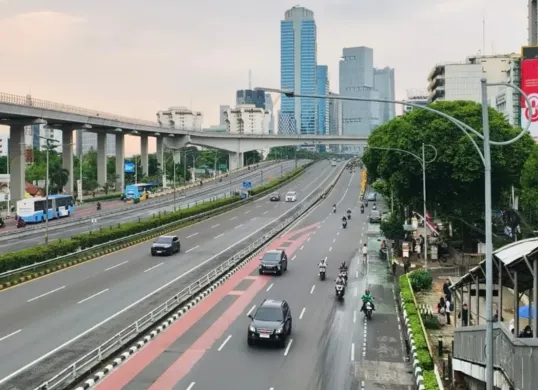 Suasana tol dalam kota yang masih ditutup imbas demo ricuh. (Sumber: Threas/@fhrilbb_)