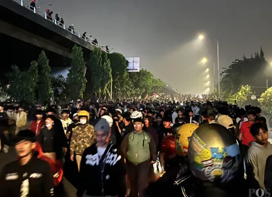 Situasi di sekitar flyover Slipi yang dipenuhi massa yang berusaha mendekati kawasan gedung DPR RI, Sabtu, 30 Agustus 2025 tengah malam. (Sumber: POSKOTA | Foto: Pandi Ramedhan)