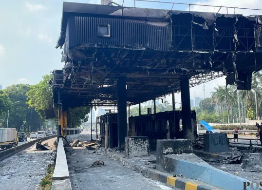 Kondisi gerbang Tol Pejompongan di Tanah Abang, Jakarta Pusat, Sabtu, 30 Agustus 2025. (Sumber: Poskota/Pandi Ramedhan)
