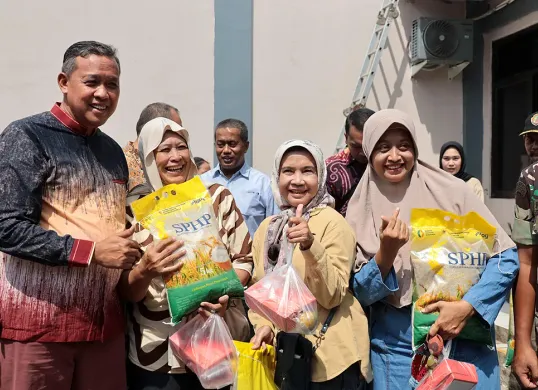 Wali Kota Bekasi, Tri Adhianto, secara resmi membuka program pangan murah serentak di 12 kecamatan di Kota Bekasi. (Sumber: Humas Pemkot Bekasi)