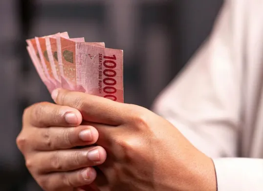 Cek info pencairan bansos KPDJ 2025 sebesar Rp300.000. (Sumber: Pexels/Defrino Maasy)