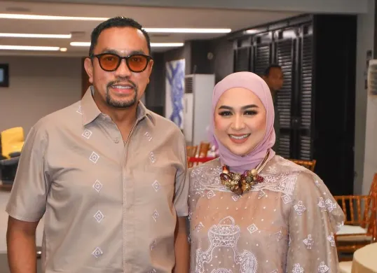 Ahmad Sahroni bersama dengan istrinya yang tengah viral karena diduga kabur ke Singapura. (Sumber: Instagram/@ahmadsahroni88)