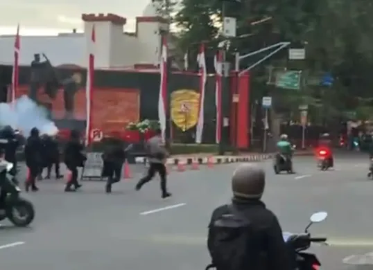 Aparat kepolisian berjaga dan menembakkan gas air mata saat massa melakukan aksi anarkis di depan Markas Brimob Kelapa Dua, Depok, Sabtu, 30 Agustus 2025. (Sumber: Istimewa)