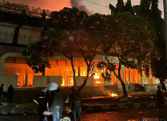 Pembakaran Halte Busway Sentral Senen, Jakarta Pusat oleh masa anarko, Jumat, 29 Agustus 2025. (Sumber: Poskota/M. Tegar Jihad)