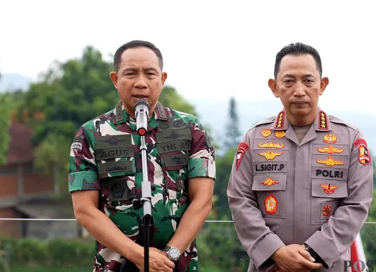 Kapolri Jenderal Listyo Sigit Prabowo dan Panglima TNI Jenderal Agus Subiyanto saat memberikan keterangan pers setelah dipanggil Presiden Prabowo Subianto di kawasan Kabupaten Bogor, Sabtu, 30 Agustus 2025. (Sumber: POSKOTA | Foto: Ali Mansur)