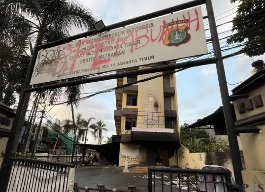 Kondisi terkini Polsek Matraman, Jakarta Timur, setelah menjadi amukan massa dengan cara dirusak hingga dibakar, Sabtu, 30 Agustus 2025. (Sumber: POSKOTA | Foto: Pandi Ramedhan)