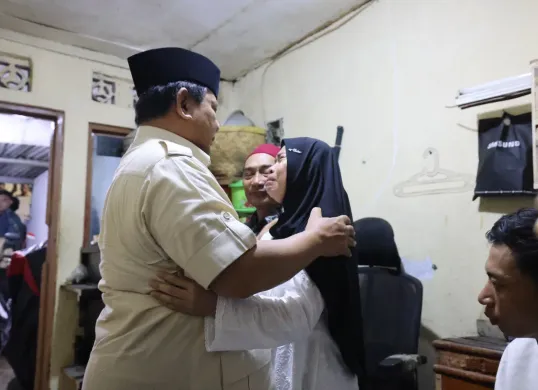 Presiden RI, Prabowo Subianto takziah ke rumah duka driver ojol Affan Kurniawan yang tewas dilindas mobil rantis Brimob di Menteng, Jakarta Pusat, Jumat, 29 Agustus 2025. (Sumber: Istimewa)