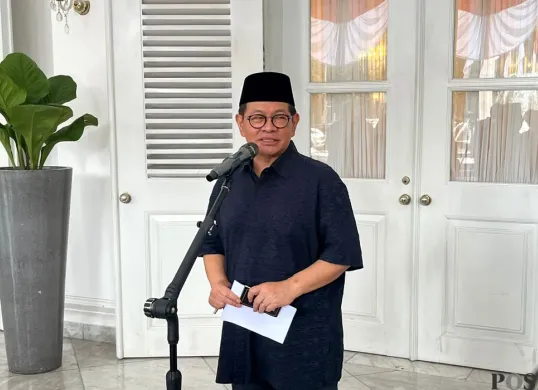 Gubernur Jakarta, Pramono Anung, saat menyampaikan pernyataan kepada awak media terkait dampak demo yang ricuh di Balai Kota DKI Jakarta, Sabtu, 30 Agustus 2025. (Sumber: POSKOTA | Foto: M Tegar Jihad)