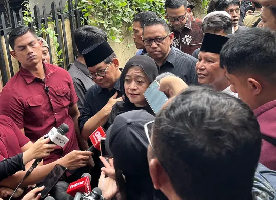 Ketua DPR RI, Puan Maharani saat diwawancara sejumlah wartawan usai melayat ke rumah duka driver ojol, Affan Kurniawan, Sabtu, 30 Agustus 2025. (Sumber: POSKOTA | Foto: Pandi Ramedhan)