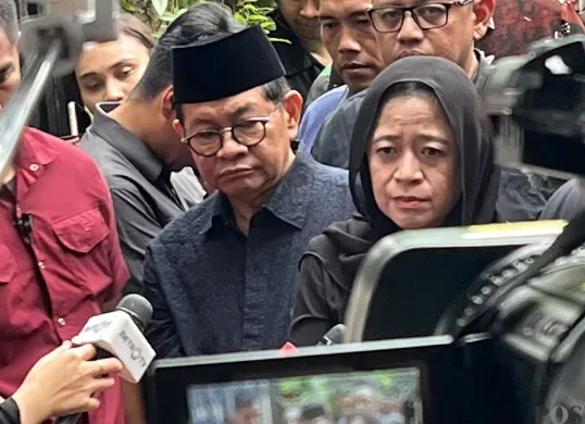 Ketua DPR RI, Puan Maharani dan Gubernur Jakarta, Pramono Anung, melayat ke rumah duka driver ojol Affan Kurniawan di kawasan Menteng, Jakarta Pusat, Sabtu, 30 Agustus 2025. (Sumber: POSKOTA | Foto: Pandi Ramedhan)