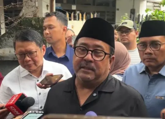 Wakil Gubernur Jakarta, Rano Karno, menyambangi rumah duka driver ojek online (ojol) Affan Kurniawan di kawasan Menteng, Jakarta Pusat, Sabtu, 30 Agustus 2025. (Sumber: Poskota/Pandi Ramedhan)