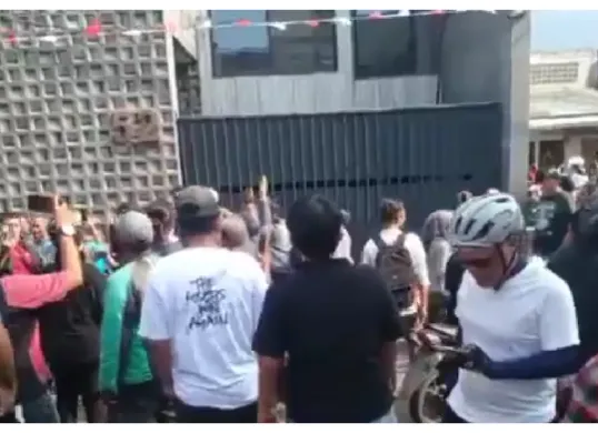 Rumah politikus Partai NasDem, Ahmad Sahroni, yang berada di kawasan Tanjung Priok, Jakarta Utara, digeruduk massa. (Sumber: X/@rob_in9911)