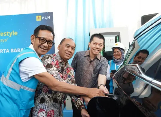 GM PLN UID Jakarta Raya, Moch. Andy Adchaminoerdin melakukan simulasi pengisian daya kendaraan listrik sebagai simbol kolaborasi menuju masa depan energi bersih. (Sumber: Dok. PLN UID Jakarta Raya)