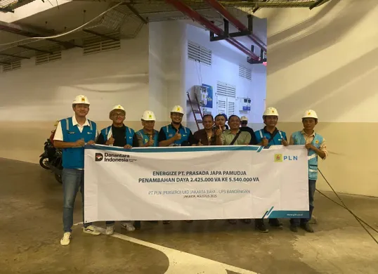 Tim PLN Bandengan dan Perwakilan Manajemen PT Prasada Japa Pamudja foto bersama sebagai bentuk kolaborasi berkelanjutan (Sumber: Dok. PLN UID Jakarta Raya)