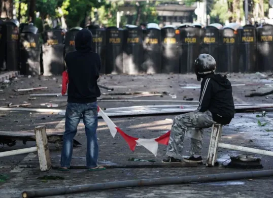 Demonstran berdiri di depan aparat Kepolisian saat aksi demo 29 Agustus 2025 di Jakarta. (Sumber: Poskota/Bilal Nugraha)