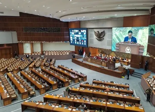 Gedung DPR RI di Senayan, Jakarta, simbol demokrasi Indonesia yang kini tengah disorot publik terkait transparansi tunjangan dan fasilitas anggotanya. (Sumber: Pinterest)