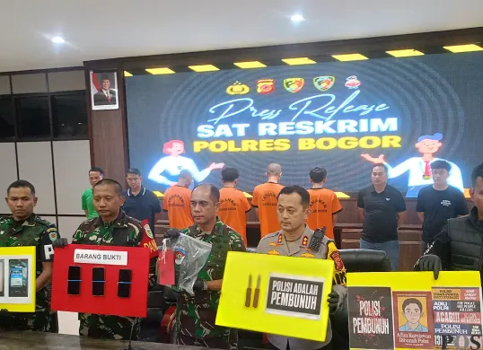 Jajaran Polres Bogor menunjukkan barang bukti yang disita dari para tersangka penyerangan Mako Satlat Brimob di Cikeas, Bogor. (Sumber: POSKOTA | Foto: Giffar Rivana)