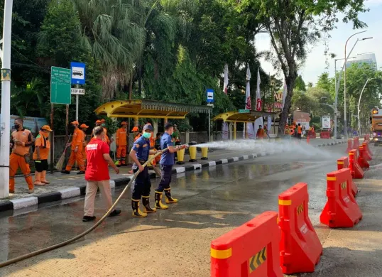 Sejumlah petugas PPSU hingga Damkar berjibaku ruas jalan dari sisa-sisa aksi unjuk rasa. (Sumber: Dok. Pemprov Jakarta)