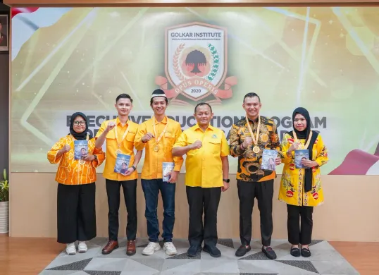 Anggota DPRD Kabupaten Pandeglang, Miftahul Farid Sukur (peci hitam) saat menerima penghargaan peserta terbaik dalam Golkar Institute di Jakarta Pusat. (Sumber: Dok. Miftahul Farid Sukur)