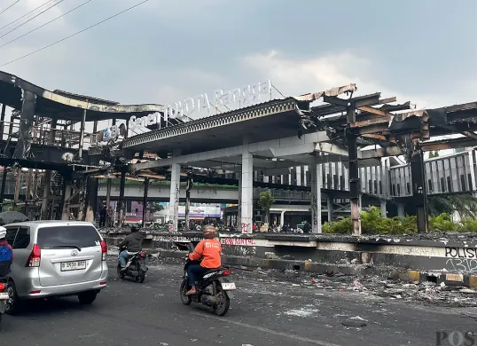 Kondisi Halte Senen Toyota Rangga, Jakarta Pusat, pada Minggu, 31 Agustus 2025, yang dirusak dan dibakar massa. (Sumber: POSKOTA | Foto: M Tegar Jihad)