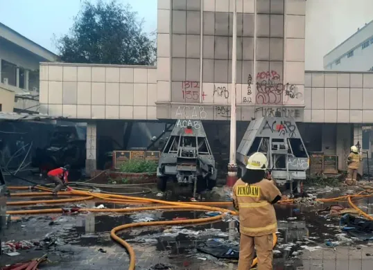 Gedung Gegana Polda Metro Jaya di Jalan Kramat Raya, Senen, Jakarta Pusat, terbakar, pada Minggu, 31 Agustus 2025. (Sumber: Dok Gulkarmat Jakarta Pusat)