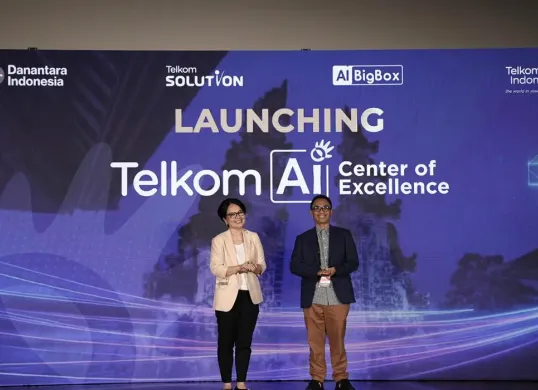 Direktur Enterprise & Business Service Veranita Yosephine (kiri) dan Direktur IT Digital Telkom Faizal R Djoemadi (kanan) saat peluncuran Telkom Artificial AI Center of Excellence di Bali pada Kamis, 28 Agustus 2025. (Sumber: Istimewa)