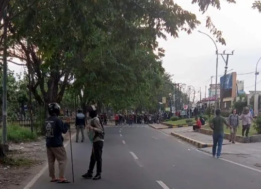 Suasana kericuhan pecah di depan Mako Polres Metro Bekasi Kota, Minggu sore, 31 Agustus 2025, usai sekelompok orang tak dikenal melakukan penyerangan. (Sumber: Istimewa)