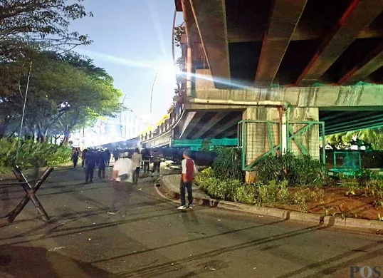 Situasi di sekitar Mapolres Metro Bekasi Kota dan kolong flyover Summarecon pada Minggu malam, 31 Agustus 2025. (Sumber: POSKOTA | Foto: Nurpini Aulia Rapika)