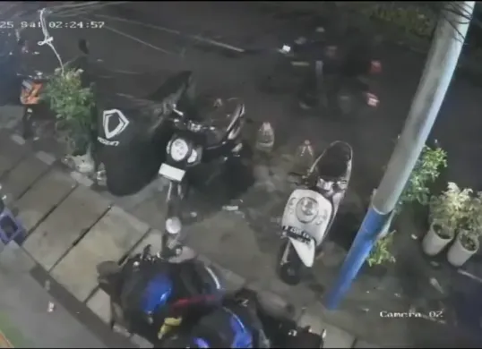Tangkapan layar rekaman CCTV oknum Brimob di Jalan Kwini 1, Senen, Jakarta Pusat yang tengah viral di media sosial. (Sumber: X/@rektdrks)