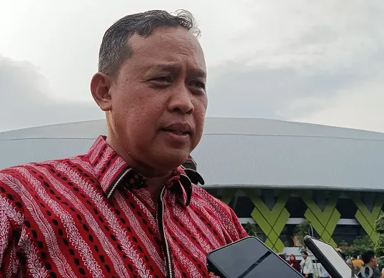 Wali Kota Bekasi, Tri Adhianto saat ditemui usai bertemu dengan sejumlah tokoh agama di Plaza Patriot Candrabhaga, Minggu, 31 Agustus 2025. (Sumber: POSKOTA | Foto: Nurpini Aulia Rapika)