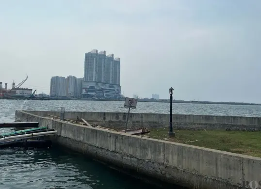 Suasana tanggul di Pantai Mutiara, Penjaringan, Jakarta Utara, Senin, 1 Desember 2025. (Sumber: Poskota/Pandi Ramedhan)